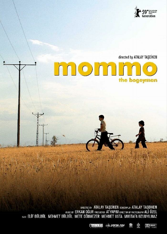 Моммо (2009) постер